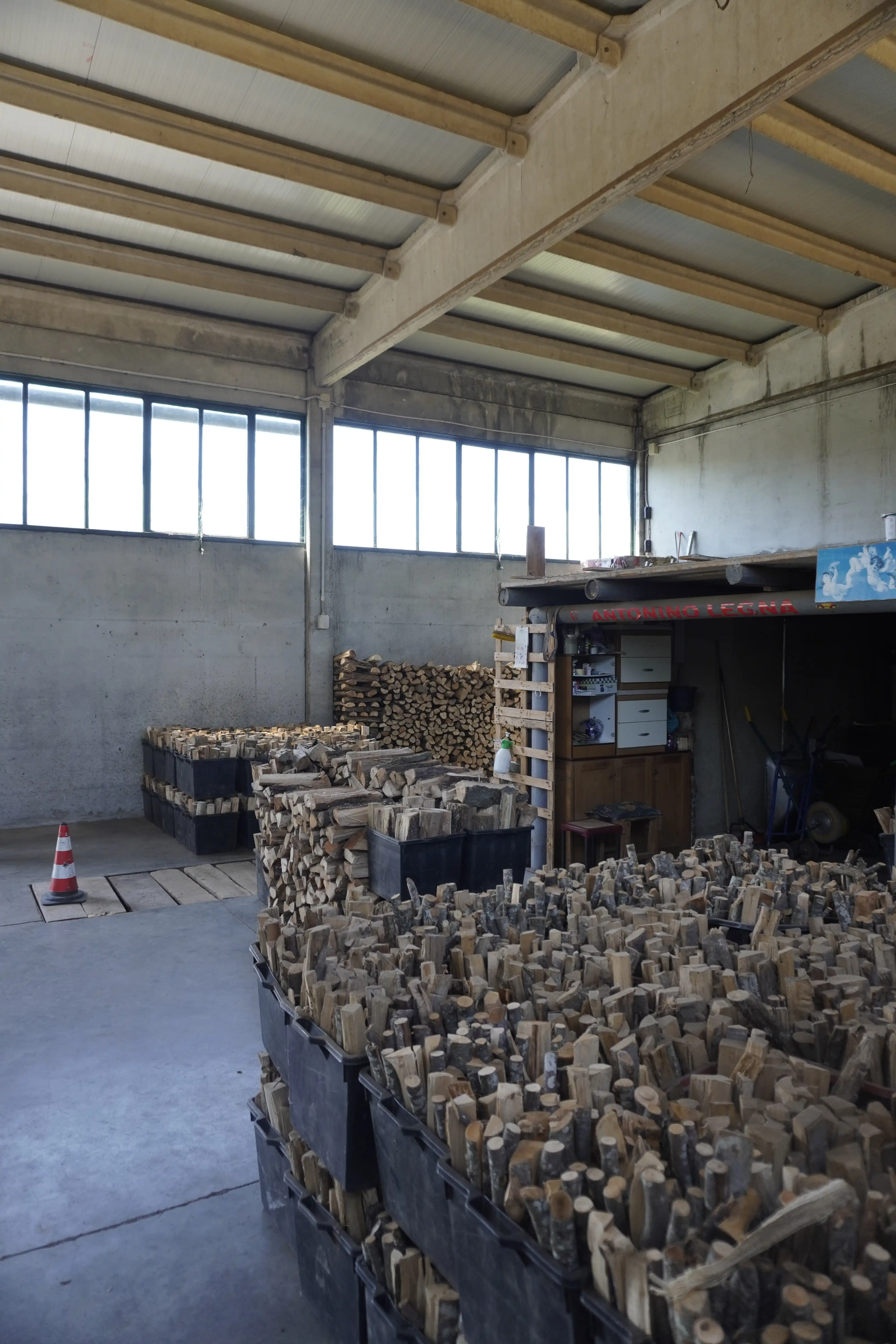 Legna da ardere conservata al chiuso, al riparo dall'umidità